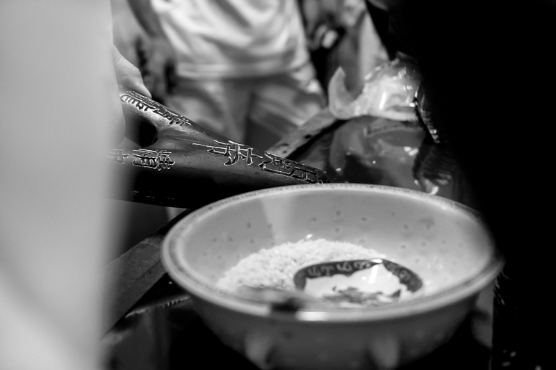 Kemenyan rice in a utensil at temple during the festival